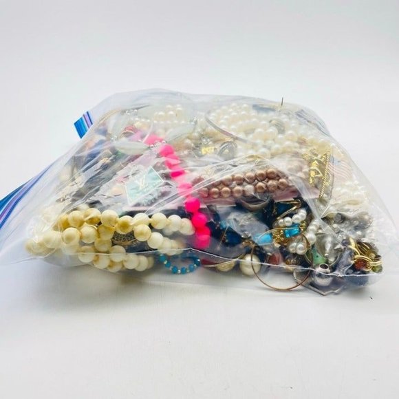 Crafters Lot of 4 Plus Pounds Junk Jewelry Wearable Broken Missing Gems 5916-40 - Picture 4 of 6